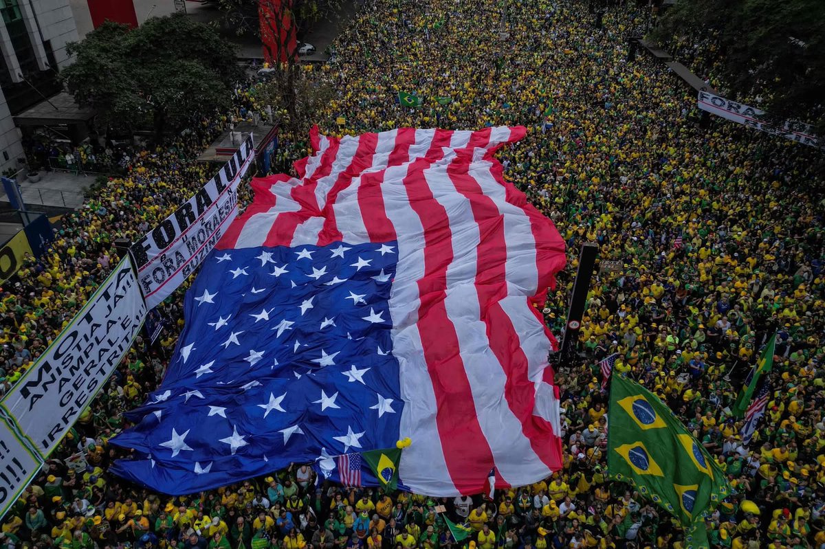 LUIZ_SCAVONE's tweet image. We Thank the United States 🇺🇸❤️🇧🇷

It is not surrender. It is a cry of hope.

This flag does not symbolize submission, but the heartfelt gratitude of a people crushed by repression, silenced by fear, and suffocated by a State that no longer respects its own Constitution.
