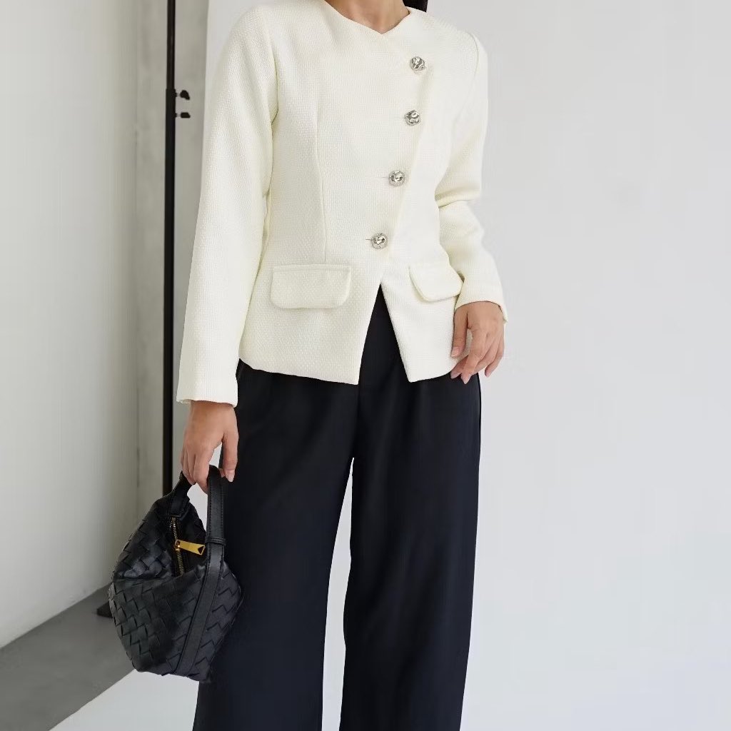 bubbllezee's tweet image. pretty blazer top~

a thread