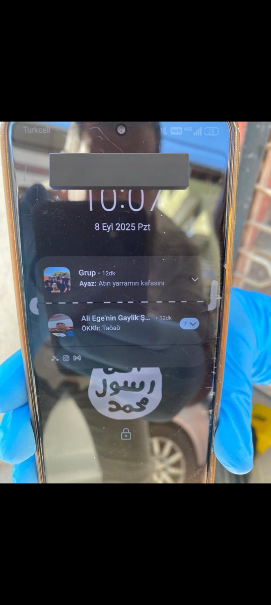 İzmir'de iki polisi şehit eden 16 yaşındaki E.B, IŞİD'in sözde bayrağını telefonunun duvar kağıdı yapmış.
Polis CHP ile meşgul, IŞİD  terör eylemi yapıyor. Türkiye'de beyin yıkayan selefi zihniyetin kaynağı olan yabancı uyrukluları ne zaman tehlike olarak göreceksiniz?