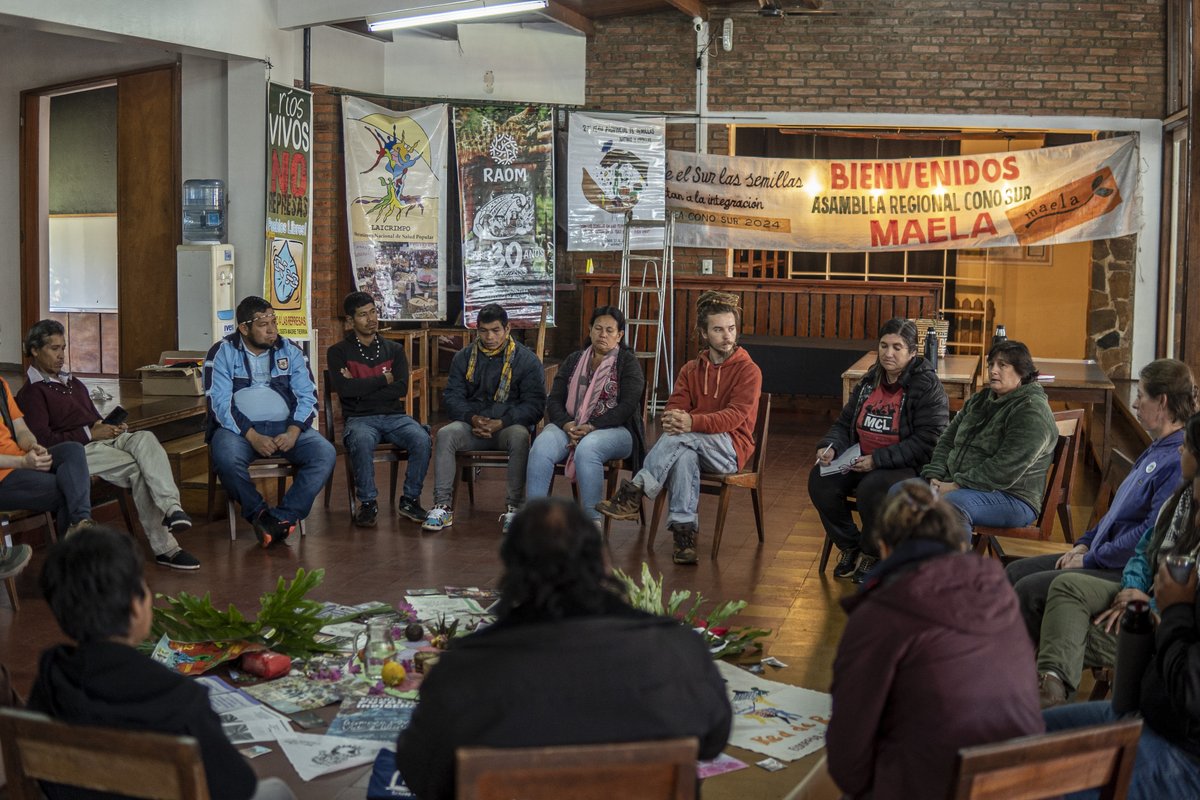 🌊✨ A orillas del río Paraná, comunidades campesinas e indígenas resisten al despojo y levantan su voz contra el libre comercio.

Los días 28 y 29 de agosto se realizó en Eldorado, Misiones, la Escuela Itinerante sobre Libre Comercio.