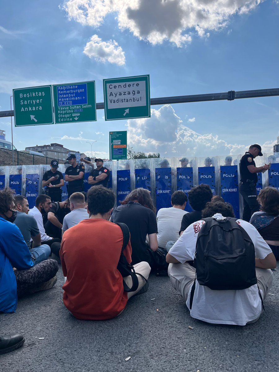 cumhuriyetgzt's tweet image. Gençler barikat önünde oturma eylemine başladı. 

Yurttaşlar barikatlardan ayrılmıyor.