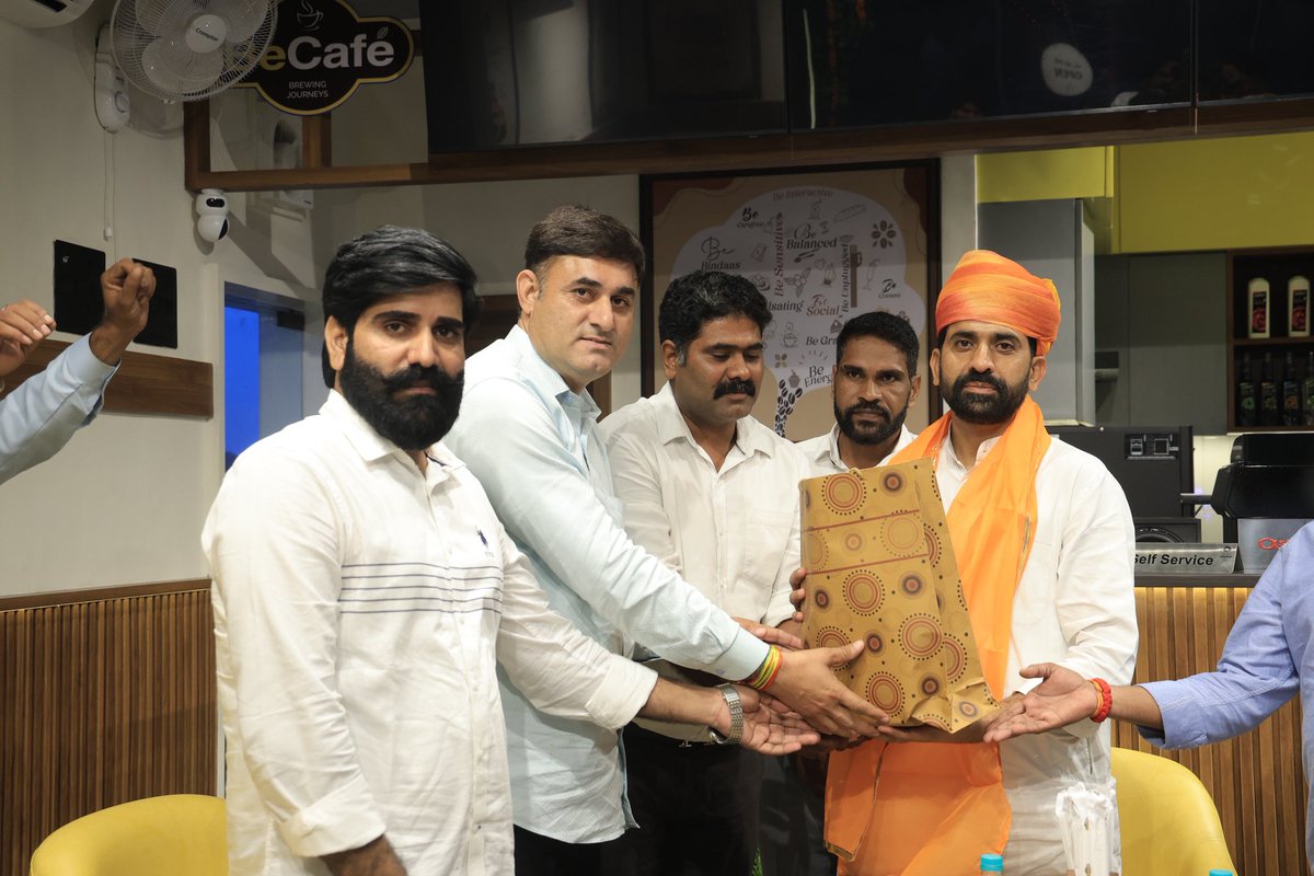 MukeshDevGurja2's tweet image. Smt. Indra feeling station grand opening of Be cafe ☕️  के प्रोग्राम में शाहपुरा विधायक बड़े भाई साहब के साथ शिरकत की
@ManishYadavIn