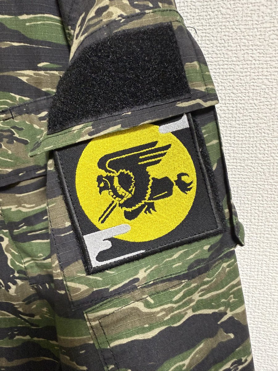 ものべ川 (@iosif_1221) on Twitter photo 唐突ですが私は烏天狗が好きです。
7月に五色台の白峯寺に行った際にお会いしたのと、祖父のあだ名が「烏天狗」だった事によります。
この度「月夜に舞う烏天狗」のワッペン作って貰いました。
アーマードコアの「エンブレム」みたいな感じで、サバゲ時につけようと思っています。 唐突ですが私は烏天狗が好きです。
7月に五色台の白峯寺に行った際にお会いしたのと、祖父のあだ名が「烏天狗」だった事によります。
この度「月夜に舞う烏天狗」のワッペン作って貰いました。
アーマードコアの「エンブレム」みたいな感じで、サバゲ時につけようと思っています。