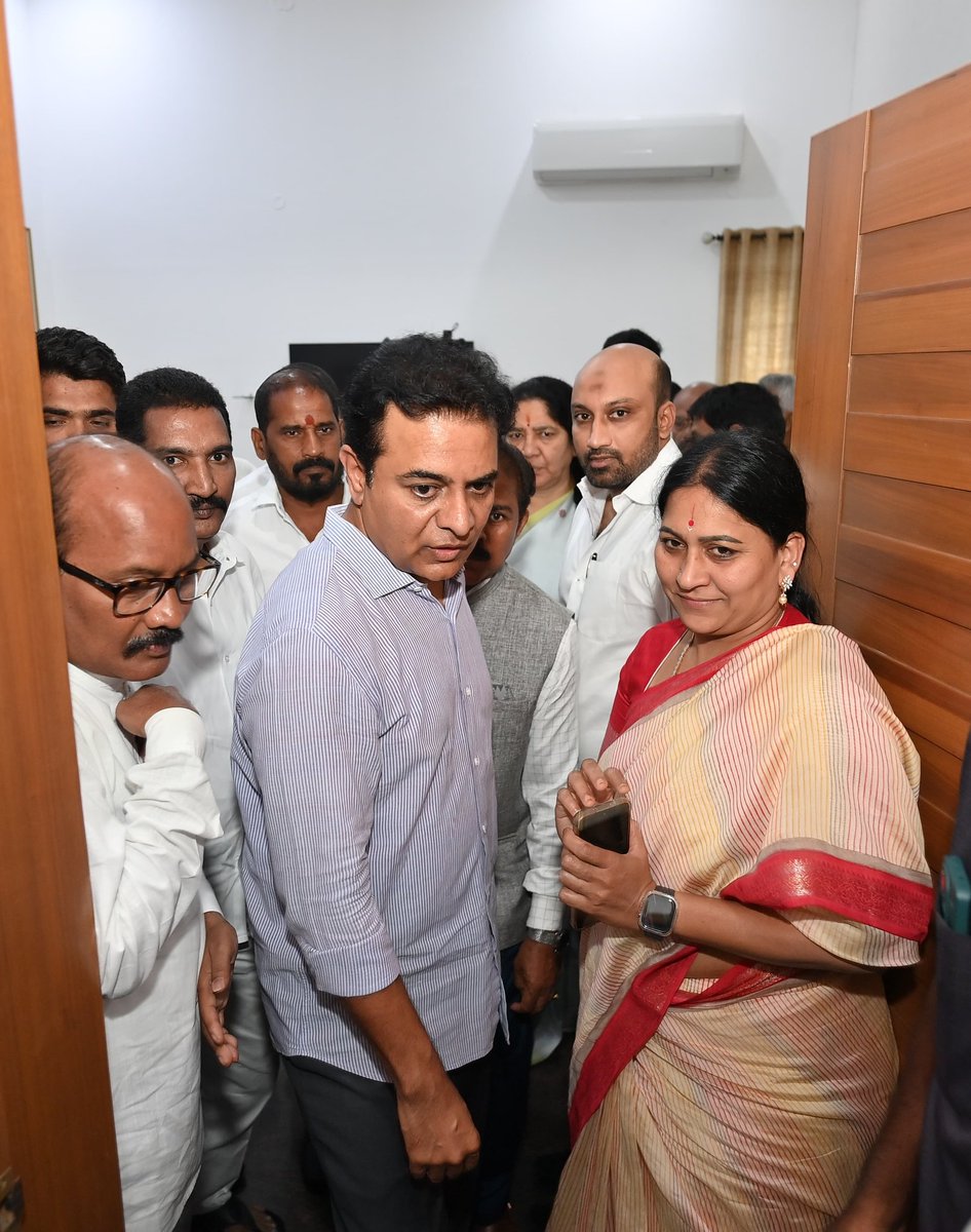 BRSKavitha's tweet photo. తెలంగాణ భవన్ లో BRS వర్కింగ్ ప్రెసిడెంట్ శ్రీ కేటీఆర్ గారితో కలిసి మీడియా సమావేశంలో పాల్గొనడం జరిగింది...

@BRSparty https://t.co/tV3iYhZ773