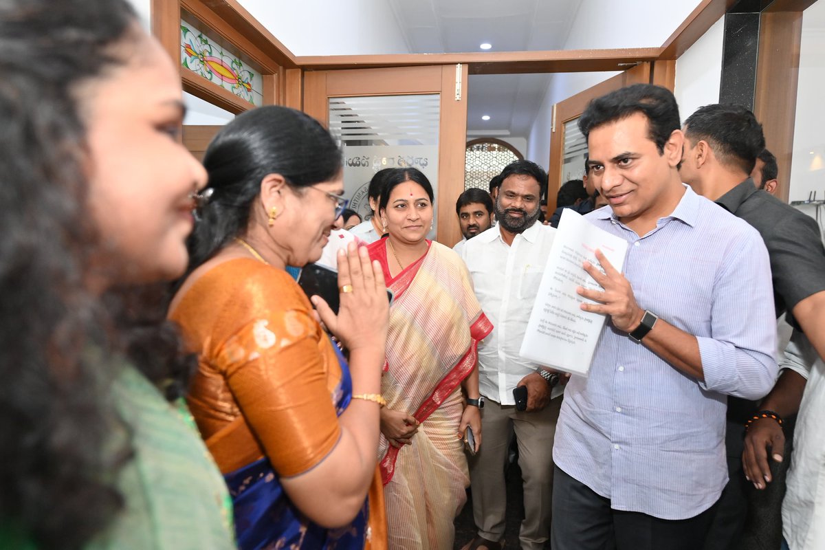 BRSKavitha's tweet photo. తెలంగాణ భవన్ లో BRS వర్కింగ్ ప్రెసిడెంట్ శ్రీ కేటీఆర్ గారితో కలిసి మీడియా సమావేశంలో పాల్గొనడం జరిగింది...

@BRSparty https://t.co/tV3iYhZ773