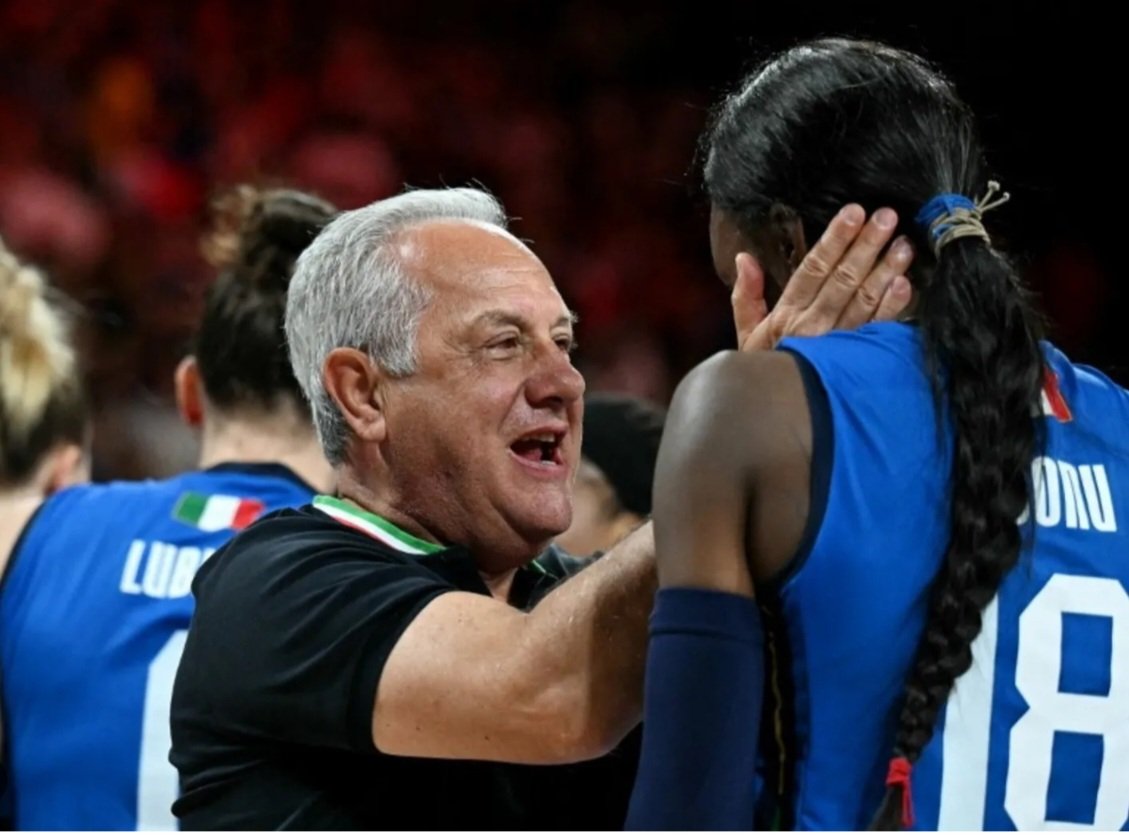 Fantastiche le ragazze del volley ancora sul tetto del mondo. 
Ma vorrei sottolineare la straordinarietà di quest'uomo.
Più di un allenatore, più di un selezionatore, più di un tecnico
Un uomo che conosce solo la vittoria e accompagna con naturalezza le sue squadre a raggiungerla