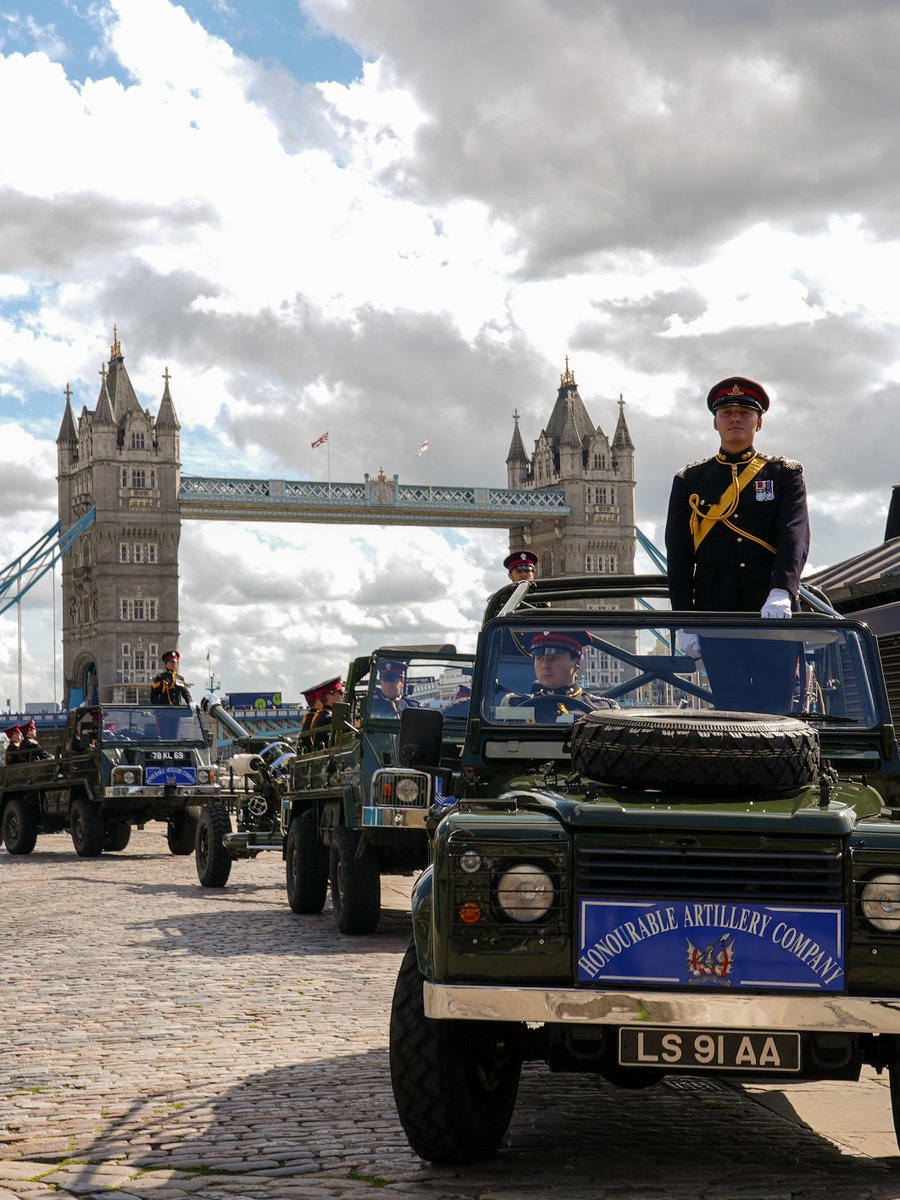 Today at 1pm the <a href="/HAC_TheCompany/">HAC</a> fired a 62-round gun salute at the Tower of London to mark the third anniversary of His Majesty The King’s accession to the throne 👑