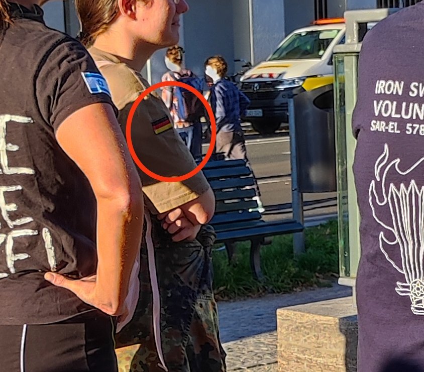 KaterHofmann's tweet photo. Bei der gestrigen "Stop the Genocide" Demo der Israelis for Peace, ließen es sich die Deutschen vom Kommando Dani Hüpenbecker nicht nehmen mit IDF Banner zum Gegenprotest anzutreten.
1 Teilnehmerin im Bundeswehr T-Shirt, Flecktarnjacke + Russland Flagge auf dem Rucksack. #B0709 https://t.co/6YxjoSPdLK