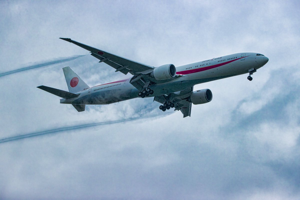 B777日本国政府専用機の航過飛行 
翼端から太いヴェイパー   𓏸𓂂𓂃✈ 

#令和７年度千歳のまちの航空祭 
#千歳基地航空祭 
#千歳基地 
#政府専用機 
#シグナス