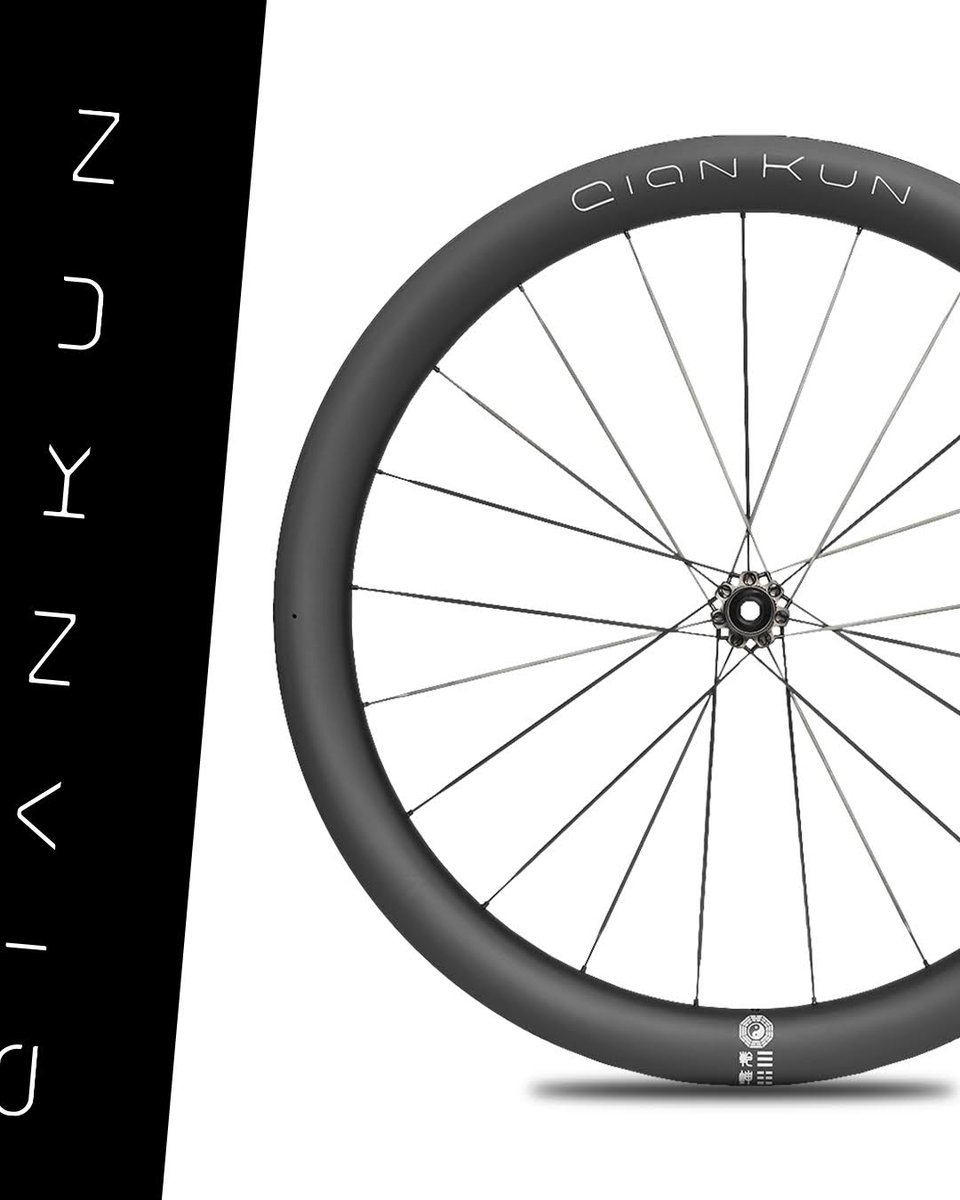 YoeleoJ's tweet image. お待たせしました。QianKunの世界へご案内しましょう。

その名は2つの古代シンボル「乾」と「坤」に由来しています。

3000年以上前『易経』では、乾(Qian)を天、坤(Kun)を地と表現していました。

天と地が共に動く時、バランスが生まれます。そのバランスは成長、変化、そして忍耐をもたらします。…