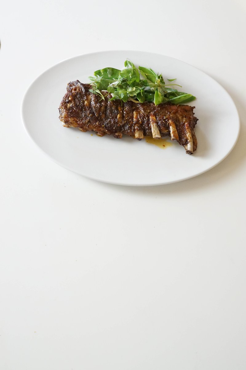 Costilla de cerdo con miel, pimentón y tirabeques (2021, Gastronomía Sostenible)