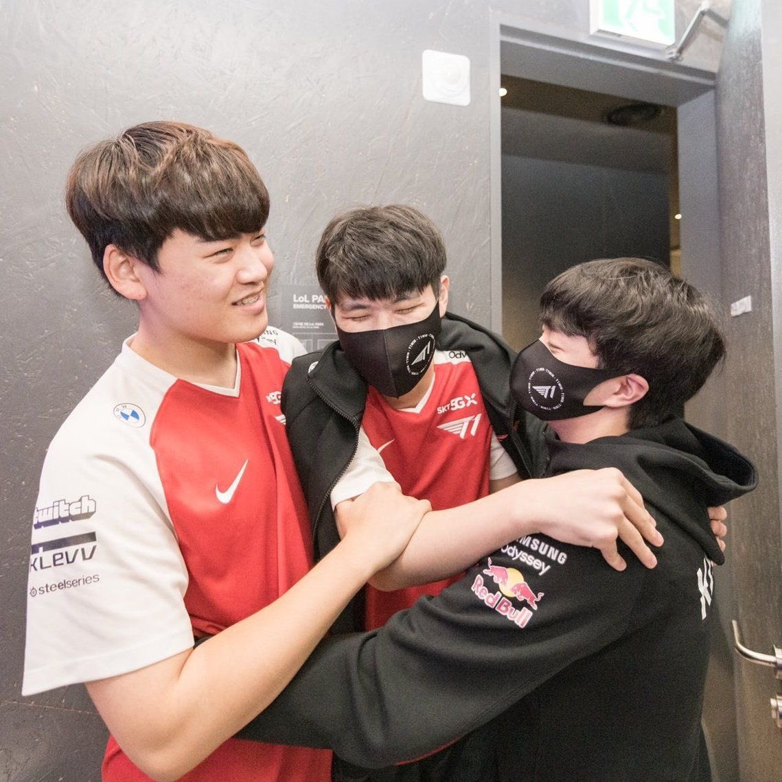 you are so so so loved mr gumayusi .... i laurv you happy 5 years AND MORE TO COME 😭😭😭😭❤️❤️❤️

#HappyGuma5thDebut
#구마유시
<a href="/gumayusi_min/">이민형</a>