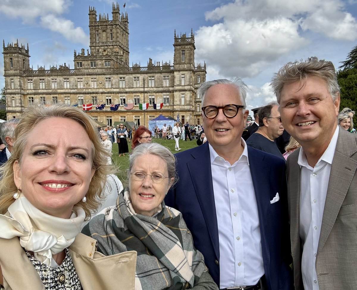 My first post on X as 🇩🇰 Ambassador to the UK. Spent much of the weekend at Commemorations of the heroes of WW2. The UK liberated Denmark 80 years ago in one of our darkest hours. 🙏🇬🇧 
Today, we stand together again against pressure and aggression in Europe. #Strongertogether