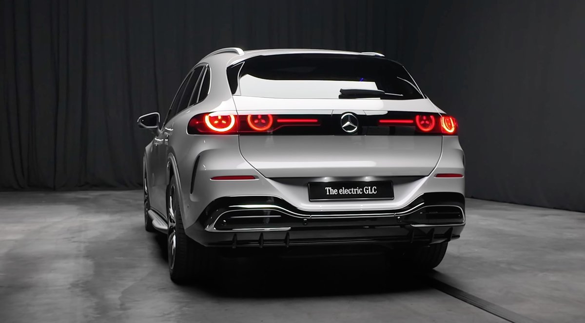 man_from_skopje's tweet image. ..e sega nekoj ke rece "kiselo e grozjeto/ne mozam da si go dozovlam" ama ne e vo toa poentata.. 
brate grdo e vidi go sekoj sto ima par funckoinalni oci ke rece kako e ova luksuzna kola od koi materijali svetkavi kako lampion e napraveno ova ????

Zosto bi sakal da bidam