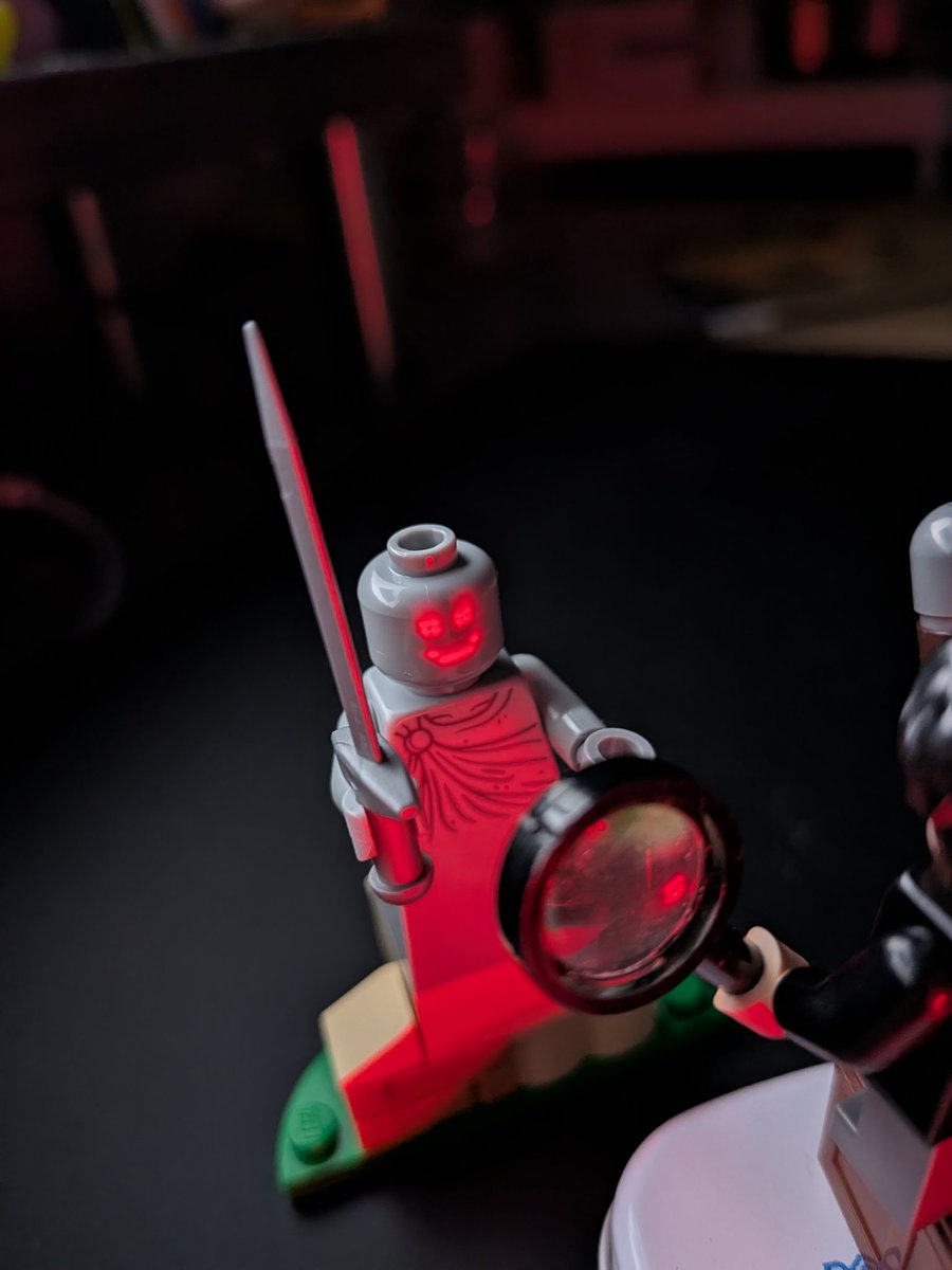 Igfasouza's tweet image. Using a sense hat and a Lego magnifying glass to project a LED spook face.

#JavaOnRaspberryPi