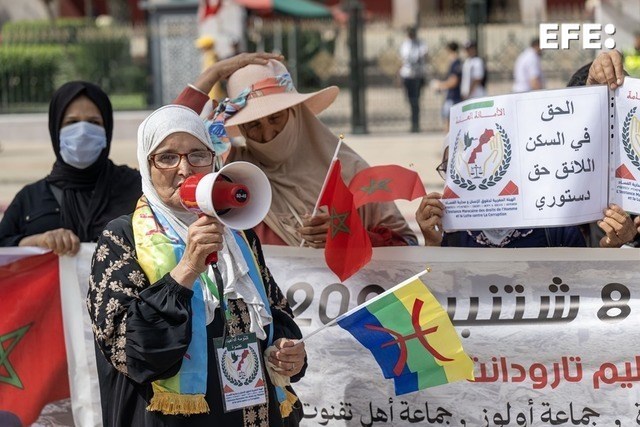 Decenas de personas afectadas por el #terremoto que hace dos años causó casi 3.000 muertos en varias provincias del sur de #Marruecos se manifiestan en Rabat para denunciar su exclusión de las ayudas estatales para la reconstrucción.