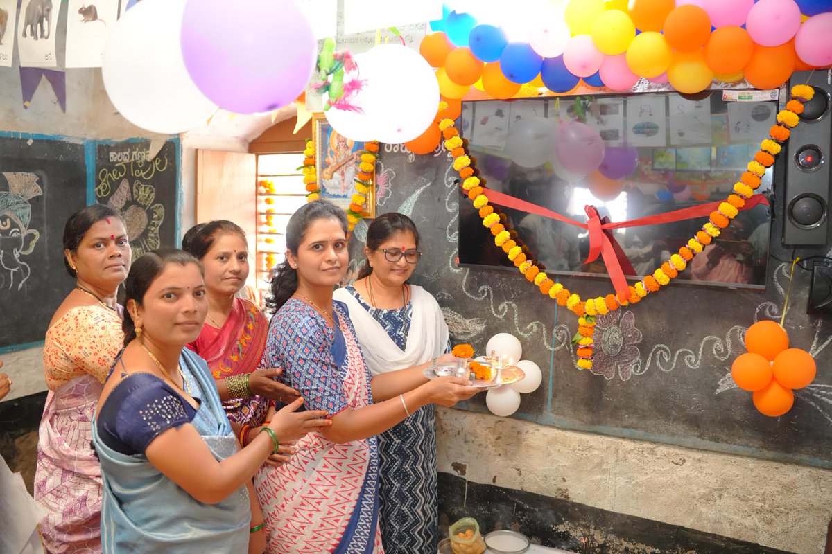 ShashikalaJolle's tweet image. "ಅಂಗನವಾಡಿಯಿಂದಲೇ ಆರಂಭವಾಗಲಿ ಡಿಜಿಟಲ್ ಕಲಿಕೆ"
ನಿಪ್ಪಾಣಿ ಮತಕ್ಷೇತ್ರದ ಭೋಜ ಗ್ರಾಮದಲ್ಲಿ "ಕೇಂದ್ರ ಪುರಸ್ಕೃತ ಸಕ್ಷಮ ಯೋಜನೆಯಡಿ ಅಂಗನವಾಡಿ ಕೇಂದ್ರಗಳಿಗೆ ದೂರದರ್ಶನ ಟಿ.ವಿ.LED TV ವಿತರಣೆ" ಮಾಡಿ, ಚಾಲನೆ ನೀಡಲಾಯಿತು.
#nipani #nipanimla #Bhoj #BJPGovernment #BJP4ViksitBharat #bjpkarnataka