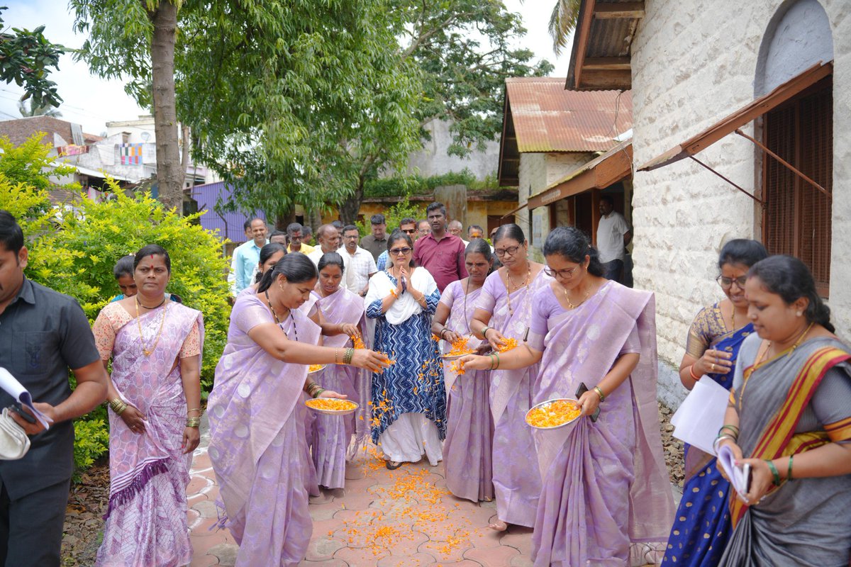 ShashikalaJolle's tweet image. "ಅಂಗನವಾಡಿಯಿಂದಲೇ ಆರಂಭವಾಗಲಿ ಡಿಜಿಟಲ್ ಕಲಿಕೆ"
ನಿಪ್ಪಾಣಿ ಮತಕ್ಷೇತ್ರದ ಭೋಜ ಗ್ರಾಮದಲ್ಲಿ "ಕೇಂದ್ರ ಪುರಸ್ಕೃತ ಸಕ್ಷಮ ಯೋಜನೆಯಡಿ ಅಂಗನವಾಡಿ ಕೇಂದ್ರಗಳಿಗೆ ದೂರದರ್ಶನ ಟಿ.ವಿ.LED TV ವಿತರಣೆ" ಮಾಡಿ, ಚಾಲನೆ ನೀಡಲಾಯಿತು.
#nipani #nipanimla #Bhoj #BJPGovernment #BJP4ViksitBharat #bjpkarnataka