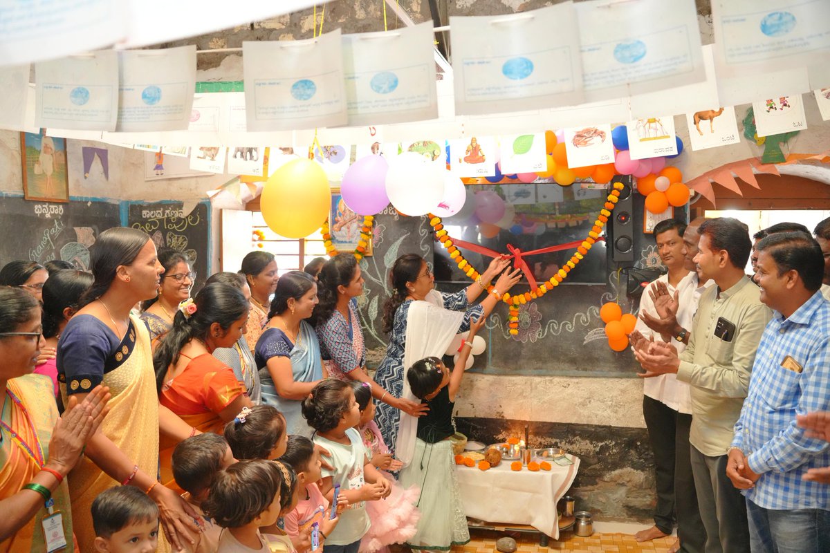 ShashikalaJolle's tweet image. "ಅಂಗನವಾಡಿಯಿಂದಲೇ ಆರಂಭವಾಗಲಿ ಡಿಜಿಟಲ್ ಕಲಿಕೆ"
ನಿಪ್ಪಾಣಿ ಮತಕ್ಷೇತ್ರದ ಭೋಜ ಗ್ರಾಮದಲ್ಲಿ "ಕೇಂದ್ರ ಪುರಸ್ಕೃತ ಸಕ್ಷಮ ಯೋಜನೆಯಡಿ ಅಂಗನವಾಡಿ ಕೇಂದ್ರಗಳಿಗೆ ದೂರದರ್ಶನ ಟಿ.ವಿ.LED TV ವಿತರಣೆ" ಮಾಡಿ, ಚಾಲನೆ ನೀಡಲಾಯಿತು.
#nipani #nipanimla #Bhoj #BJPGovernment #BJP4ViksitBharat #bjpkarnataka