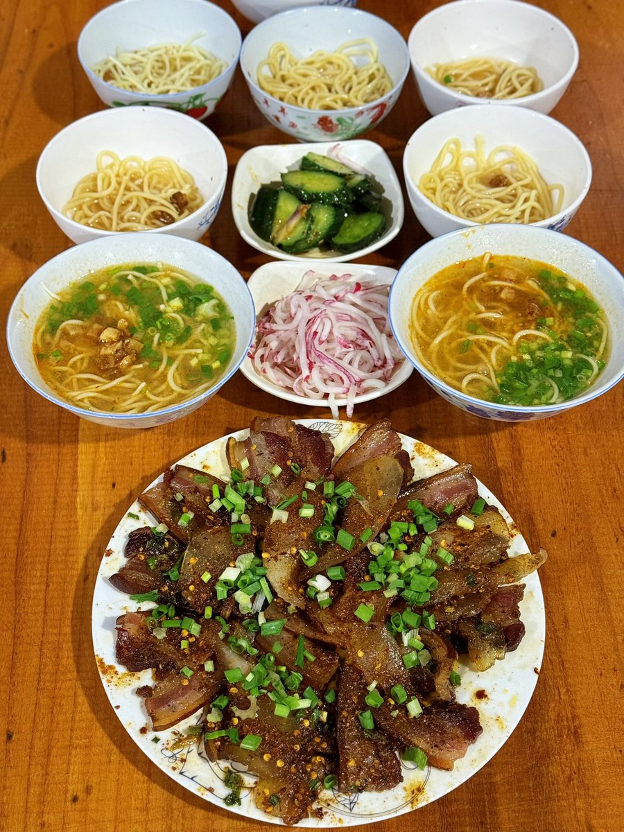 夜宵吃了藏香猪肉和加加面😋

店名：芒康盐井正宗加加面
地址：拉萨市色拉路4号