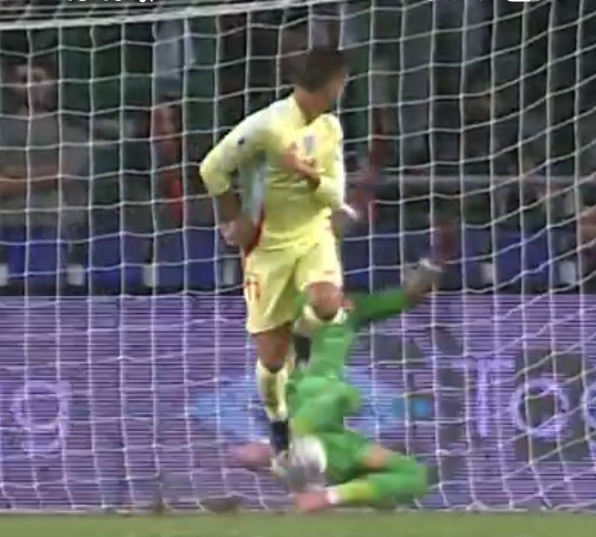 itioiniyi's tweet photo. @2010MisterChip Momento exacto donde se desvía la trayectoria del tiro de Mikel Merino. Es el portero quien la toca no Ferran. 
Hay que aceptar los errores Mr. Hasta Ferran dice en la celebración que no la toca. https://t.co/XNPJaudFib