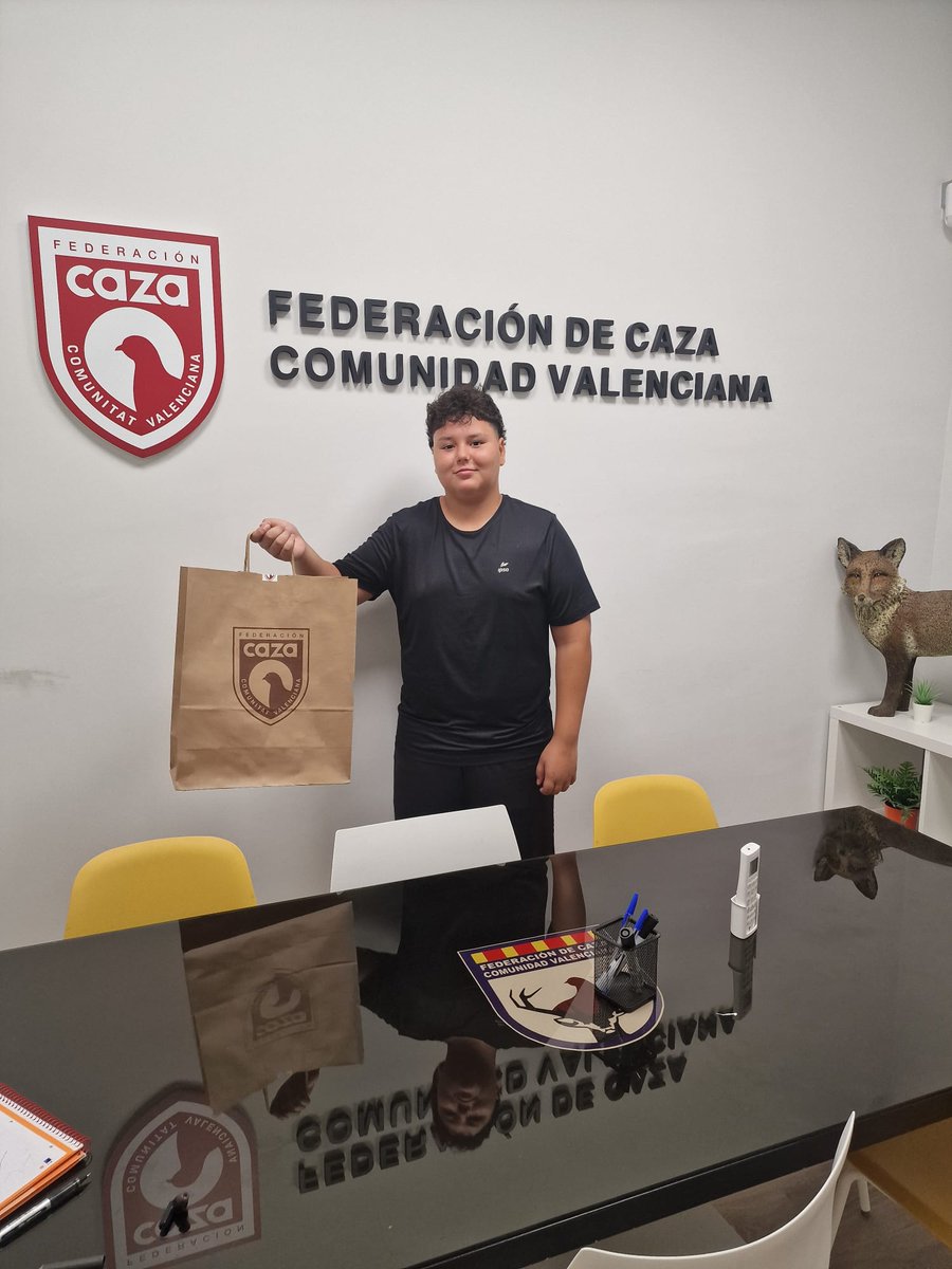 fedcazacv's tweet photo. ¡Arrancamos septiembre con nuevos compañeros en la familia! 🍂🫂
Os compartimos fotos de los nuevos cazadores. ¡Nos vemos pronto en el campo, compañeros! 🦌🏞️ https://t.co/ZvQsvJwehI