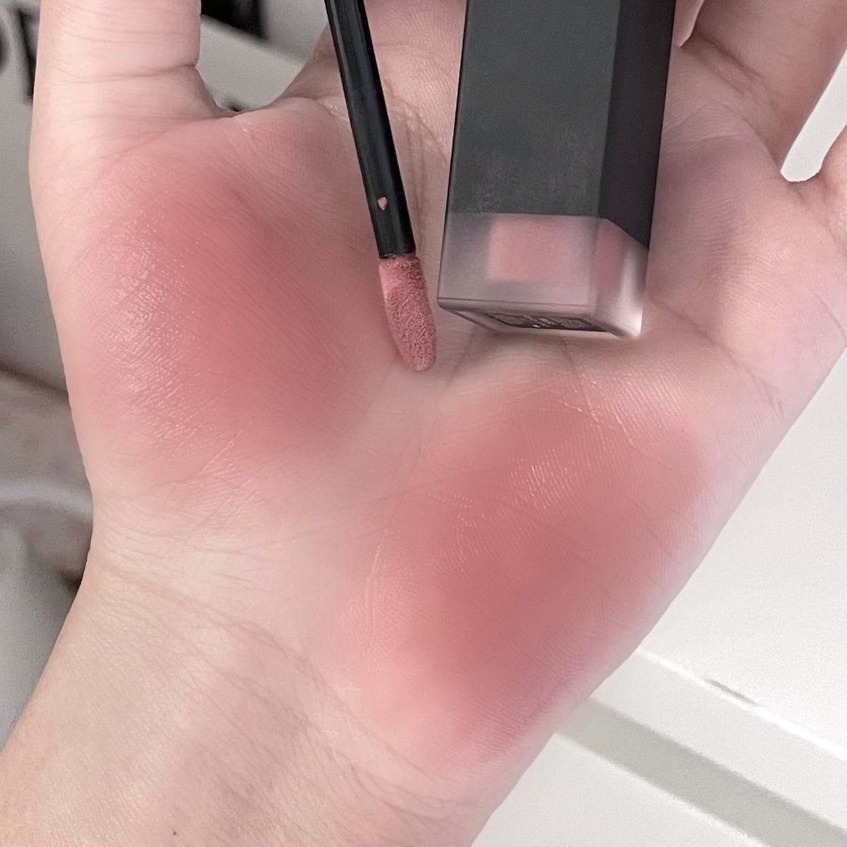 ลิปNars ลด40% ㅠㅠ 
ชั้นซื้อราคาเต็มมันเจ็บบบ5555 สีmuse นู้ดmisty rose นี่ใช้เป็นเบสปากแล้วทาสีไหนทับก็สวย เนื้อเป็นmatte tint แมทที่เบาปากมากก เบลอฟุ้งนัว