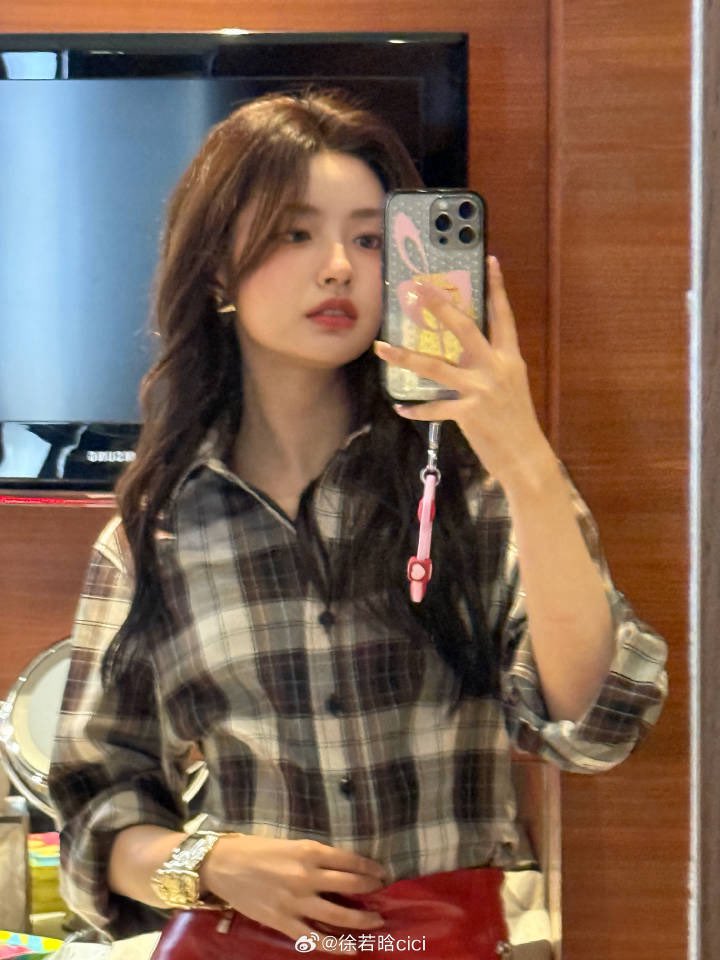xuruohanarchive's tweet photo. 📸 250908 Xu Ruohan Weibo Reply #徐若晗 #XURUOHAN

“let me show you my dolls! 🧸”

“selfie! 🤳 clocking in and reporting” https://t.co/n7GBKVFpl0
