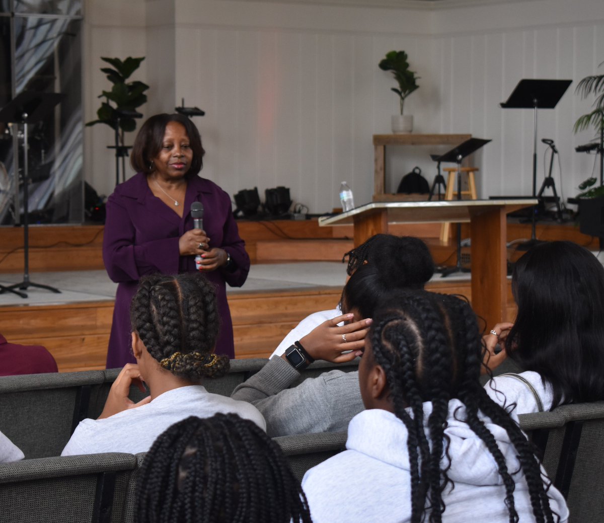 We were honored to welcome Dr. Yanick Rice Lamb to Emmanuel Christian Academy!
Dr. Lamb spoke with our middle school students about careers in journalism, sharing her journey as a distinguished educator, journalist, and advocate for youth empowerment.