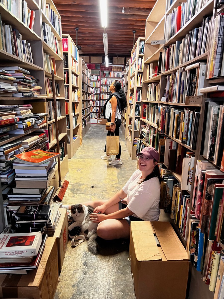 ECrowens's tweet photo. #books #book #bookstore #bookstorecat #bookstorecats #cat #cats #catlovers #catmeme #catmemes #catlover #catmemesdaily #NewOrleans https://t.co/6ahDeL9Xzk