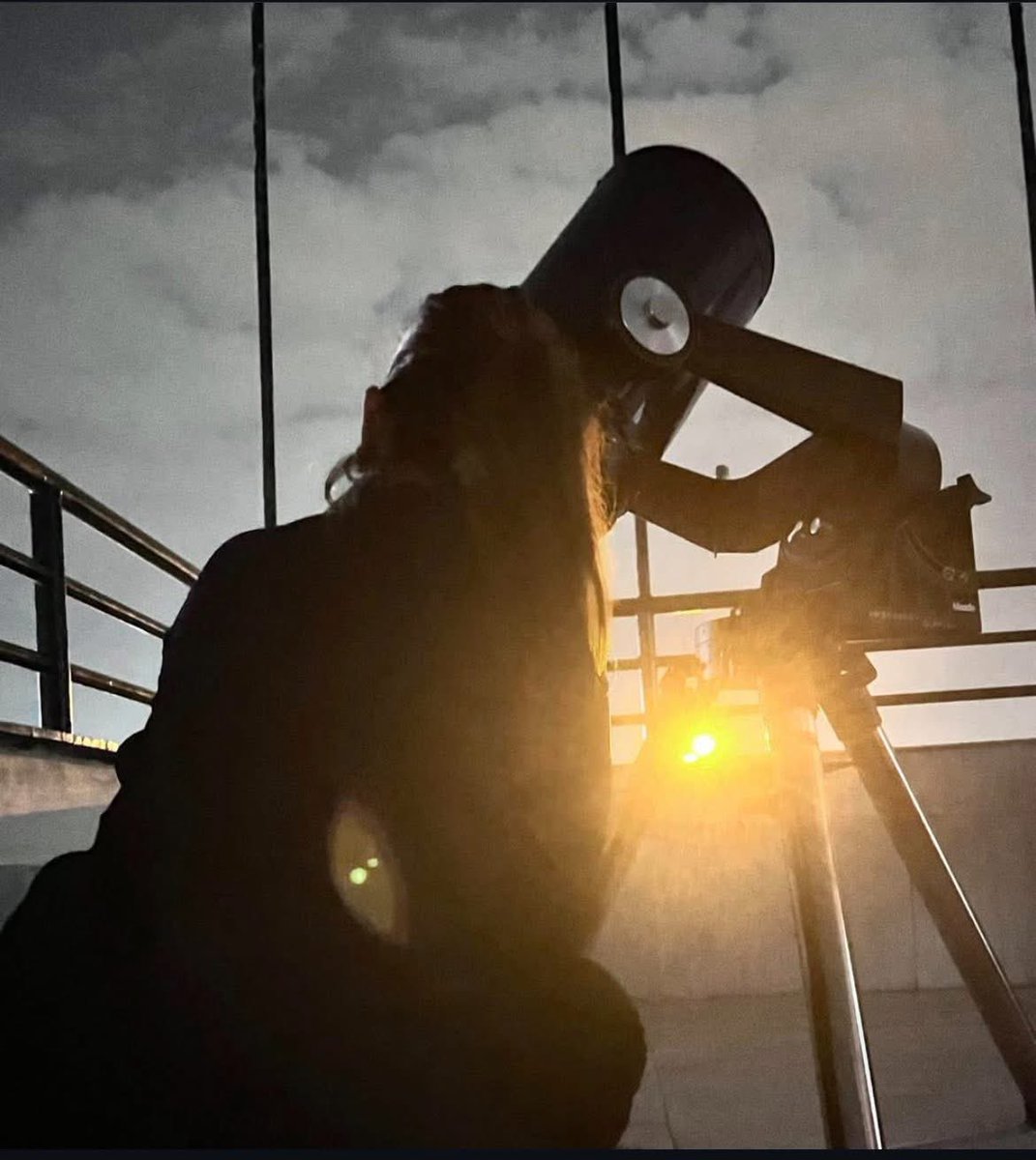 Sé que EL TIEMPO es inexorable y despiadado, “un hijo de puta” como dijo  la científica Ye Wenjie de la famosa serie “el problema de los tres cuerpos”  …nadie tiene que recordármelo, pero el tiempo también es un misterio fascinante es por eso que me gusta la física (aunque solo