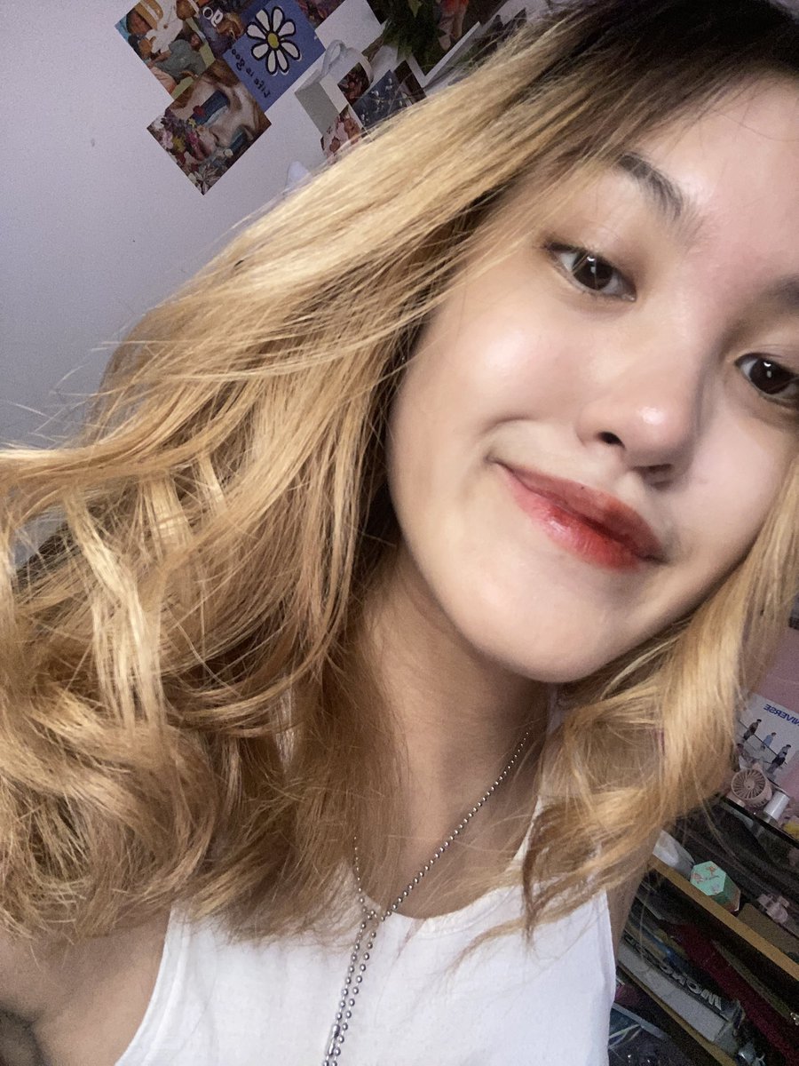finally achieve this plumpy glowy n healthy skin

pke bouncy moisturizer 60k an kunci ny😗