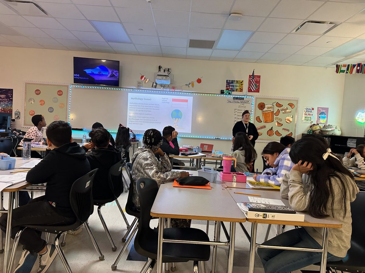 ellgcs's tweet image. 3Ls in action in Ms. Joyce ‘s class at  Western Middle #BacktoGCS