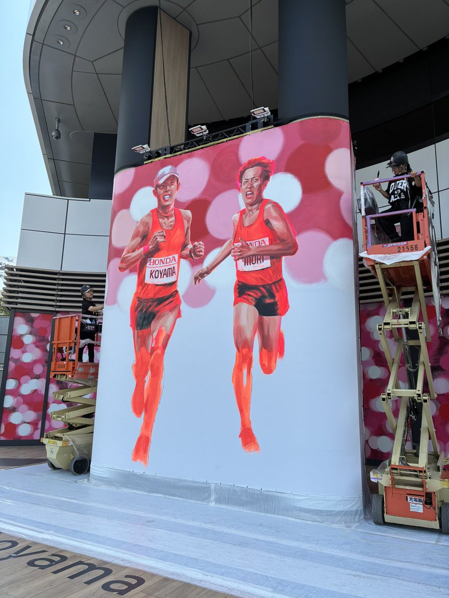 🥇
HONDAウエルカムプラザ青山前で
東京2025世界陸上に向けて巨大アート作成中だった
すごい迫力！　カッコいい！

#世界陸上　#東京2025世界陸上 
#巨大アート　#東京世界陸上だらけ