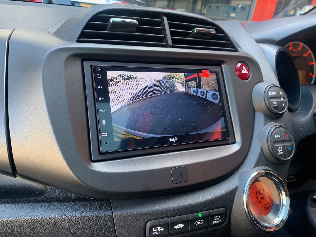 dynamic_audio's tweet image. Honda Jazz 2013 model upgraded with the Stinger IE268E Wireless CarPlay stereo and the Pioneer ND-BC9 reversing camera.

We used fitting accessories to complete the installation.

@Honda_UK  @PioneerUK #stinger