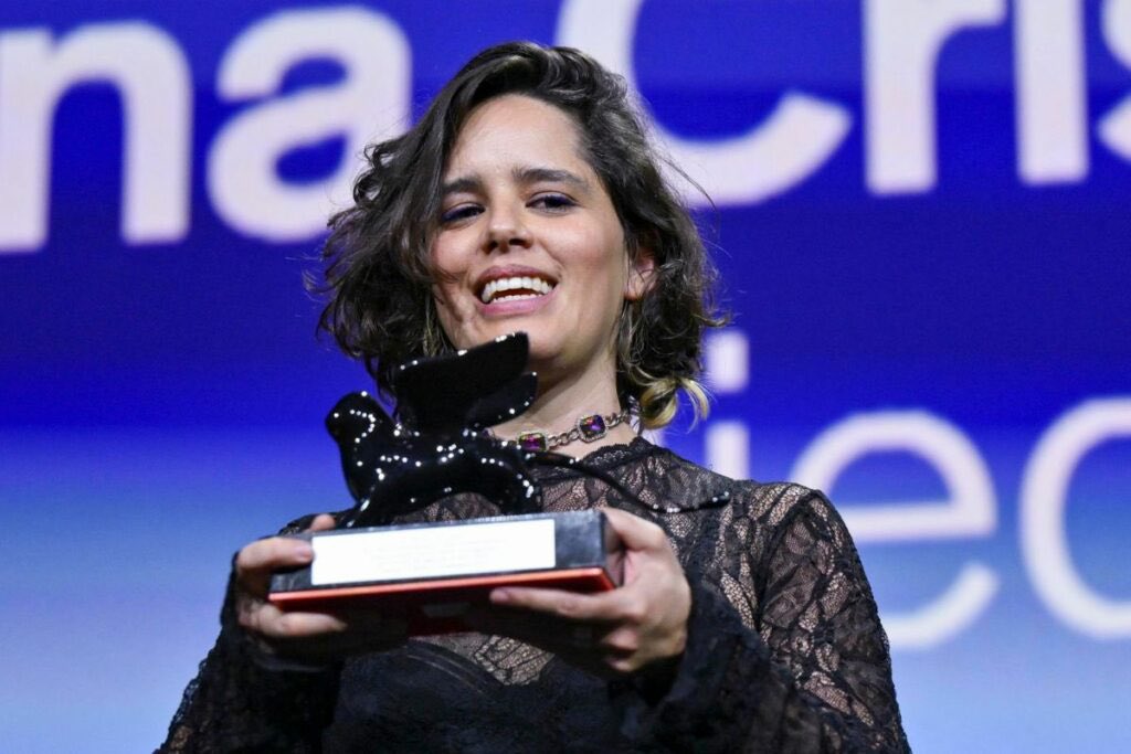 🎬🇪🇨 Felicitamos a nuestra socia Ana Cristina Barragán: su película Hiedra ganó Mejor Guion en la sección Horizontes del 82.º Festival de Venecia.
Un logro que llena de orgullo a Ecuador y celebra la fuerza de nuestras historias.

📸: Diario El Comercio