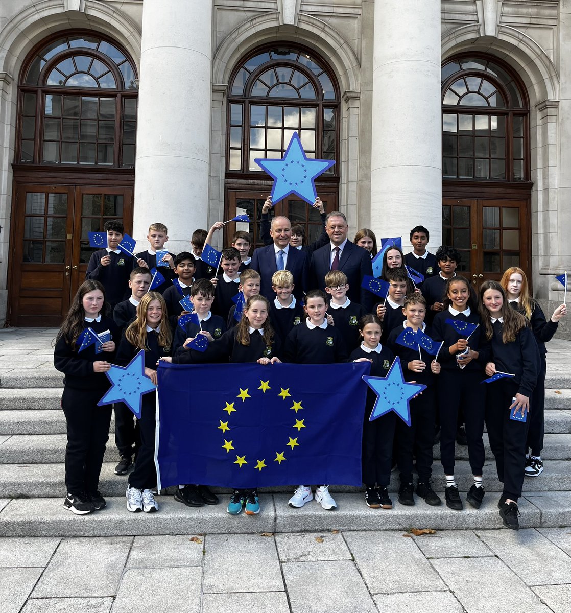 Taoiseach <a href="/MichealMartinTD/">Micheál Martin</a> and Minister for European Affairs <a href="/ThomasByrneTD/">Thomas Byrne</a> have officially launched the 2025/26 Blue Star Programme with pupils from St. Patrick’s National School, Stamullen, Co, Meath  💙🌟
 
🗣️ PRIMARY SCHOOL TEACHERS: Register by 10 October!