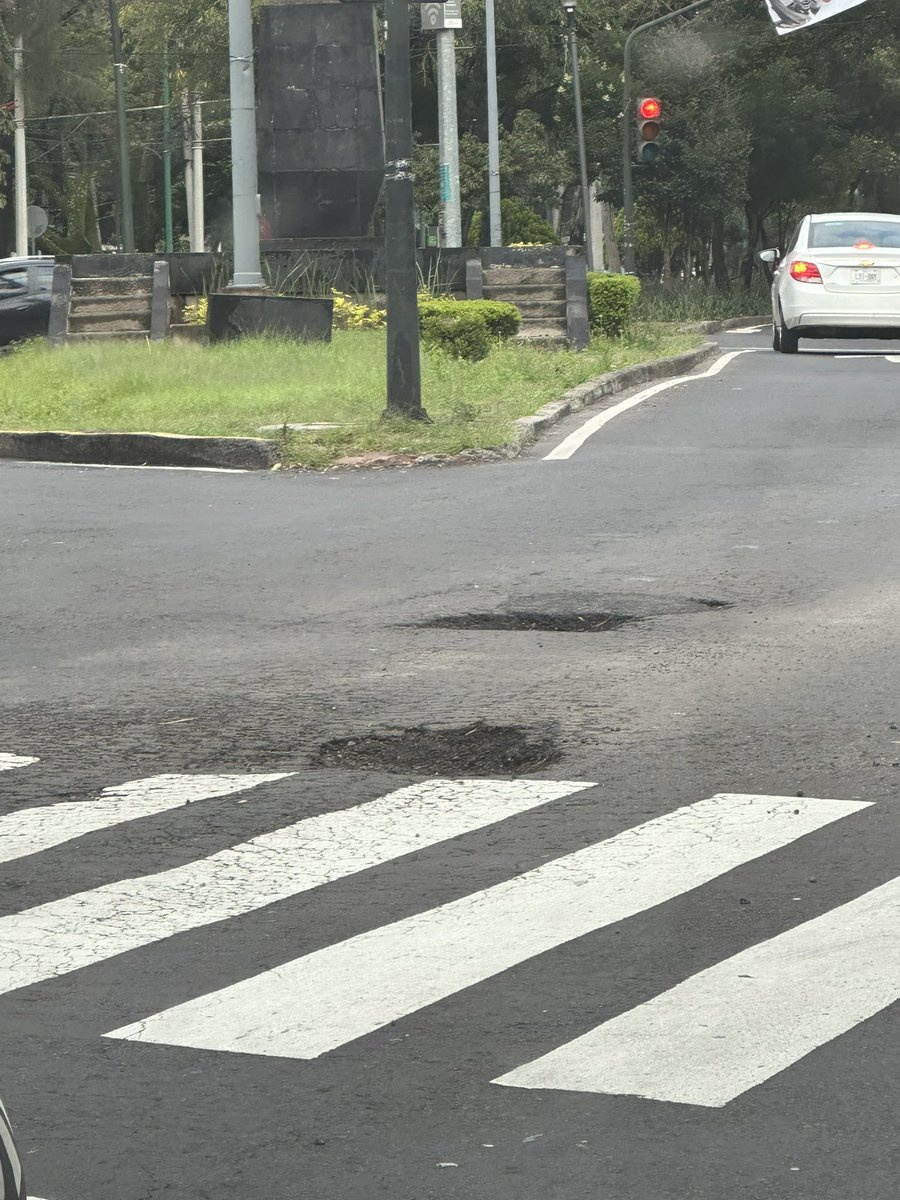 Hola <a href="/GobCDMX/">Gobierno de la Ciudad de México</a> <a href="/locatel_mx/">@locatel_mx</a> será que algún día tienen  agendado tapar los mega pozos de Taxqueña esq Cerro Cubilete, Campestre Churubusco, Coyoacán ?