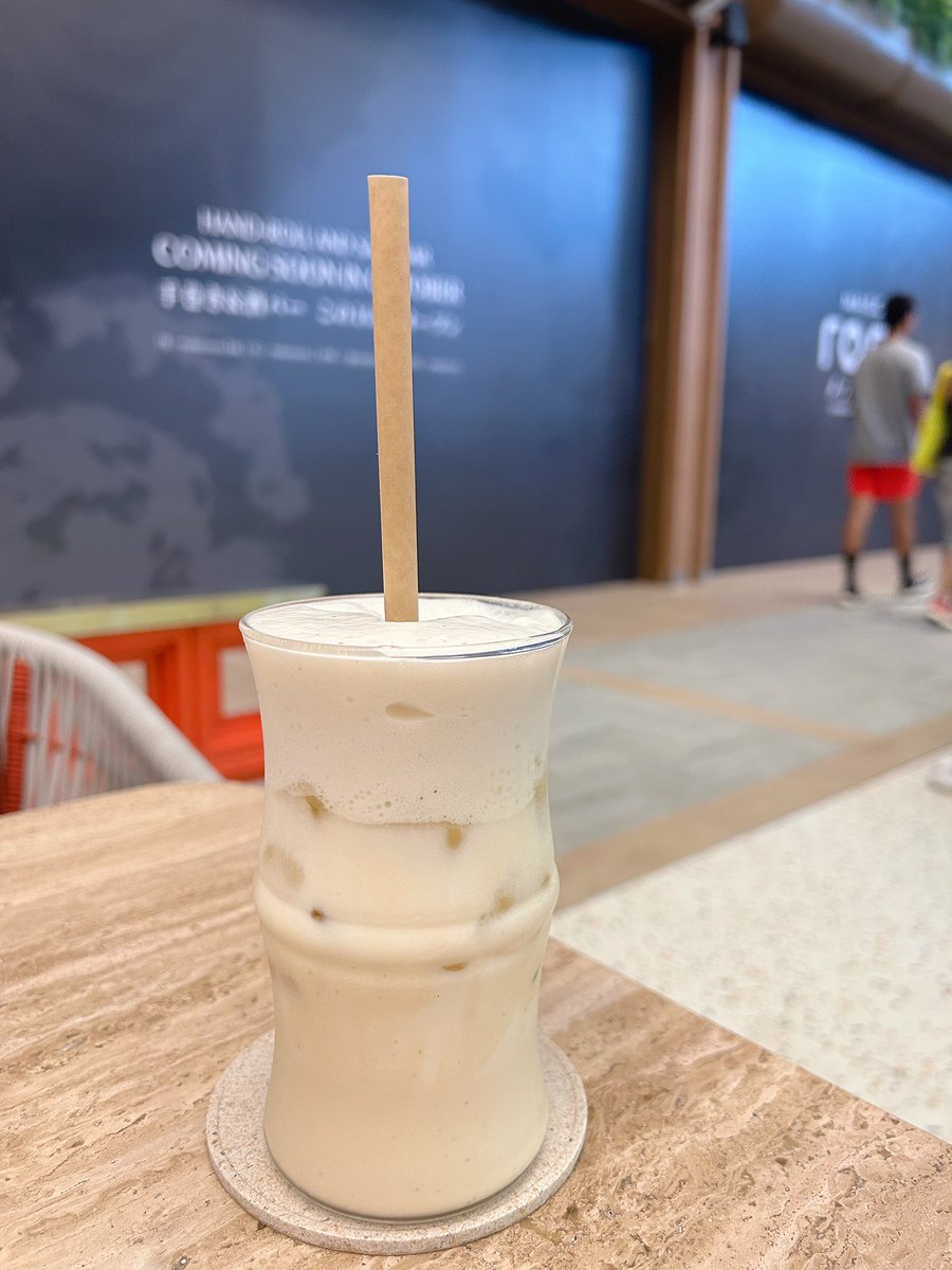 Dusit Central Park เปิดแล้วลองร้านไหนกันก่อน 🤗 เราเดินมาเจอร้าน “ข้าวนม” แบรนด์น้องใหม่เครือ Kyo Roll En พอดี เลยลองข้าวเปียกที่เป็น signature ดู กับชาข้าวนม อร่อยดี <a href="/Kin24hrs/">กิน24ชั่วโมง</a> <a href="/aroii/">@aroii บอกต่อ</a> 

#Cafe
#CafeBKK
#รีวิวของกิน 
#รีวิวคาเฟ่
#DusitCentralPark