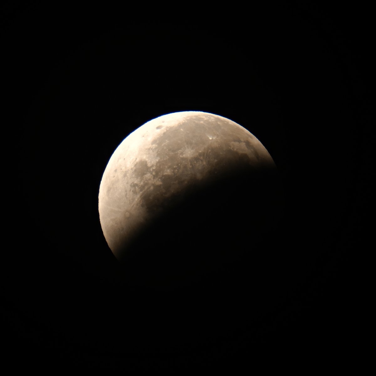 PlenilunioR's tweet image. まずは普通の食から。 
食べられてるみたいでかわいい🌔 
#月食 #lunareclipse