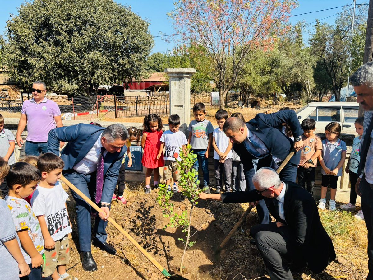 🇹🇷🌱 Türkiye Yüzyılı Maarif Modeli kapsamında, “Her Çocuk Bir Fidan, İlk Ders Yeşil Vatan” anlayışıyla öğrencilerimiz yeşil bir vatan için ilk dersine başladı.

📍 Kaymakamımız Sayın Suat DERVİŞOĞLU, İlçe Jandarma Komutanı Sayın Gamze ŞÖLEN ve İlçe Millî Eğitim Müdürümüz Sayın