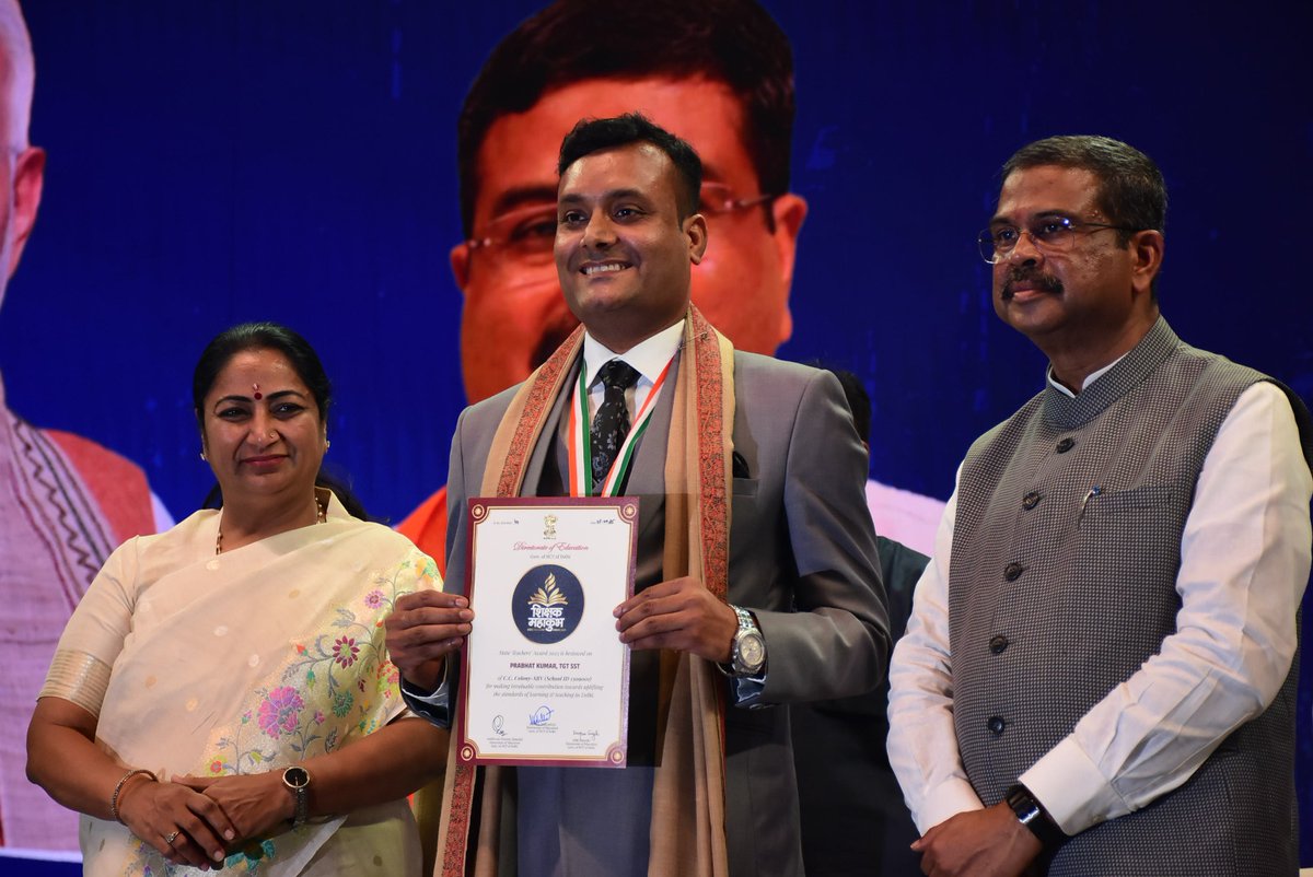 IamCJha's tweet photo. Q. What is Happiness?
A. To see your childhood friend @Kprabhat85 getting the prestigious Delhi State Teachers Award 2025.

His grandfather was a teacher, his father retired as a teacher &amp; now he is serving as a teacher.
He carried forward the legacy of this noble profession. https://t.co/Rk82ng2l0A