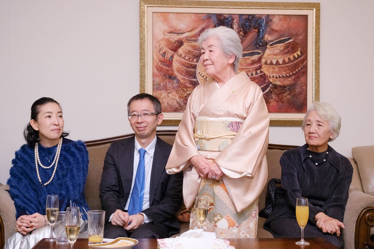 edithbrou's tweet photo. 🇯🇵🇨🇮🔥Si tu as moins de 40 ans (marié ou célibataire), et que tu as une Licence, sache que tu peux venir vivre au Japon sans payer 1 FCFA. 

🔥C'est ce que j'ai fait en 2012, en postulant à la bourse d'étude du Japon 🇯🇵.  Et c'est ce que 80% des Ivoiriens au Japon ont aussi fait pour aller au Japon. 

🔥Comment ça se passe ? 👇
Chaque année, en septembre ~ Octobre, la JICA (Agence de Coopération Japonaise) lance la bourse ABE INITIATIVE pour les personnes qui répondent aux 3 conditions ci-dessous : 👇👇

📌 Avoir moins de 40 ans, et
📌 Avoir une Licence au minimum, et 
📌 Avoir une expérience professionnelle d'au moins 03 mois. 

🔥 Si tu valides ces 3 conditions, tu peux postuler gratuitement et sensuellement .

📌 Pour 2025, cette bourse a déja6 été lancée le 1er Septembre, et le dernier délai est fixé au 30 Septembre 2025. 🔥 Quel que soit l'âge de ton diplôme, tant que TOI le candidat TU AS moins de 40 ans, tu peux essayer cette bourse.

📌Si tu as besoin de mon aide pour postuler à cette bourse, soit tu contactes mon Assistante Miss Emmanuela, soit tu réserves directement sur mon site internet https://t.co/CRanGEe3zu. 
Y'a pas palabre dedans 😘.

[📷 Photo]: Cérémonie de récompense des Ivoiriens au Japon, Décembre 2023, Tokyo"
====
Message Facebook de mon jeune frère, Docteur Elder AKPA 👉🏽https://t.co/p00OTKe4iA