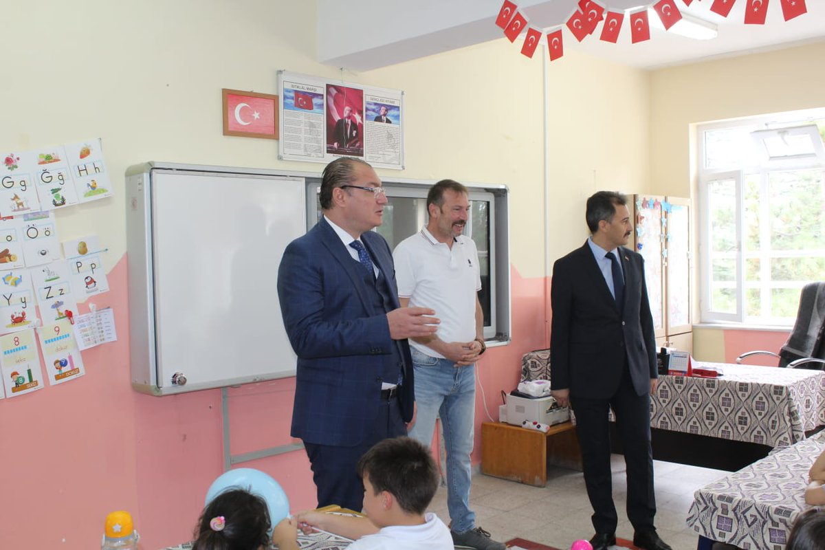 Tatil bitti, ders zili bugün yeniden çaldı.🔔
2025-2026 Eğitim-Öğretim yılının ilk gününde, Kaymakam Ali ARIKAN İlçe Milli Eğitim Müdürü Mehmet Ali Keleş ile birlikte, Ceylan Emet İlköğretim Okulunda öğrencilerin, öğretmenlerin ve velilerin heyecanına ortak oldu.