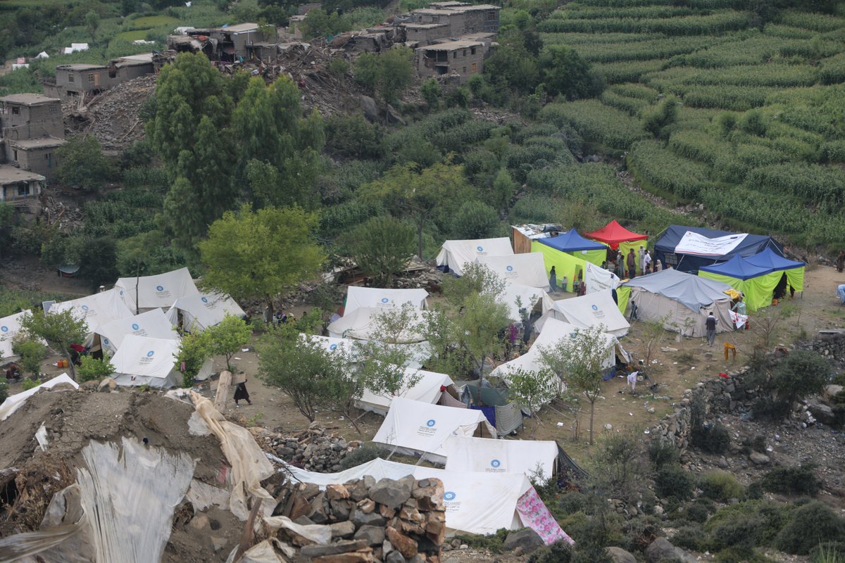 The devastating earthquakes in eastern #Afghanistan destroyed and damaged nearly 6,000 homes forcing families to stay outside in unsafe, makeshift conditions – without privacy and exposed to the elements. <a href="/UN/">United Nations</a> and partners are out distributing emergency tents &amp; essential NFIs.⛺️