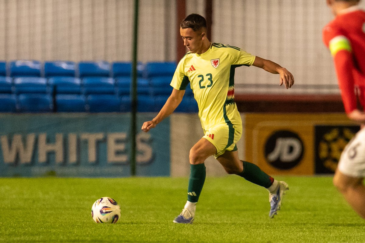 swans_academy's tweet image. Harlan Perry and @IestynJoness6 in action for @Cymru U19s 🏴󠁧󠁢󠁷󠁬󠁳󠁿💪