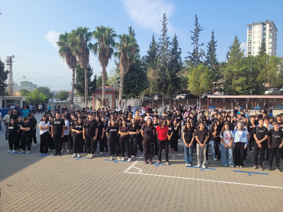 📌İlçe Milli Eğitim Şube Müdürümüz Sayın Mehmet Emin DİNÇKURT, 2025-2026 Eğitim Öğretim Yılının ilk gününde İlçemiz Ahmet Kurttepeli Anadolu Lisesinde öğrencilerle bir araya geldi.Milli Eğitim Bakanlığı tarafından ülke genelinde başlatılan ve yıl boyu devam edecek olan  Yeşil