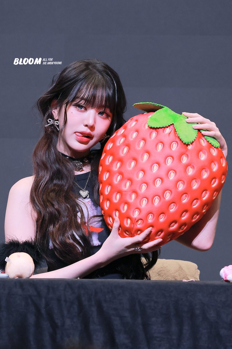 250905 딸기 공주님 🍓 

#아이브 #IVE #원영 #장원영 #WONYOUNG #JANGWONYOUNG #ウォニョン <a href="/IVE_twt/">IVE</a>