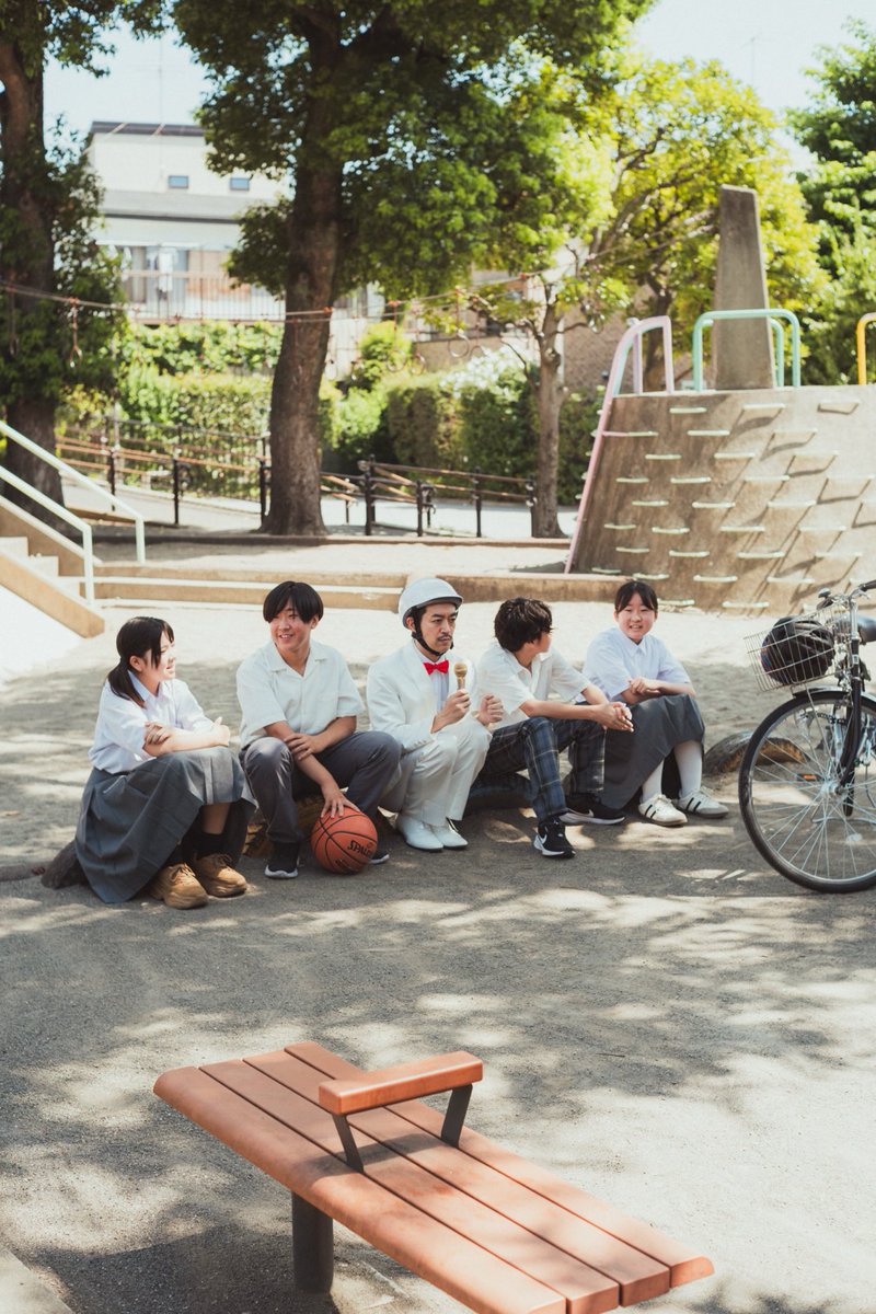 ちょうど真ん中で話し相手がいない瞬間の中学生時代のムード歌謡歌手。