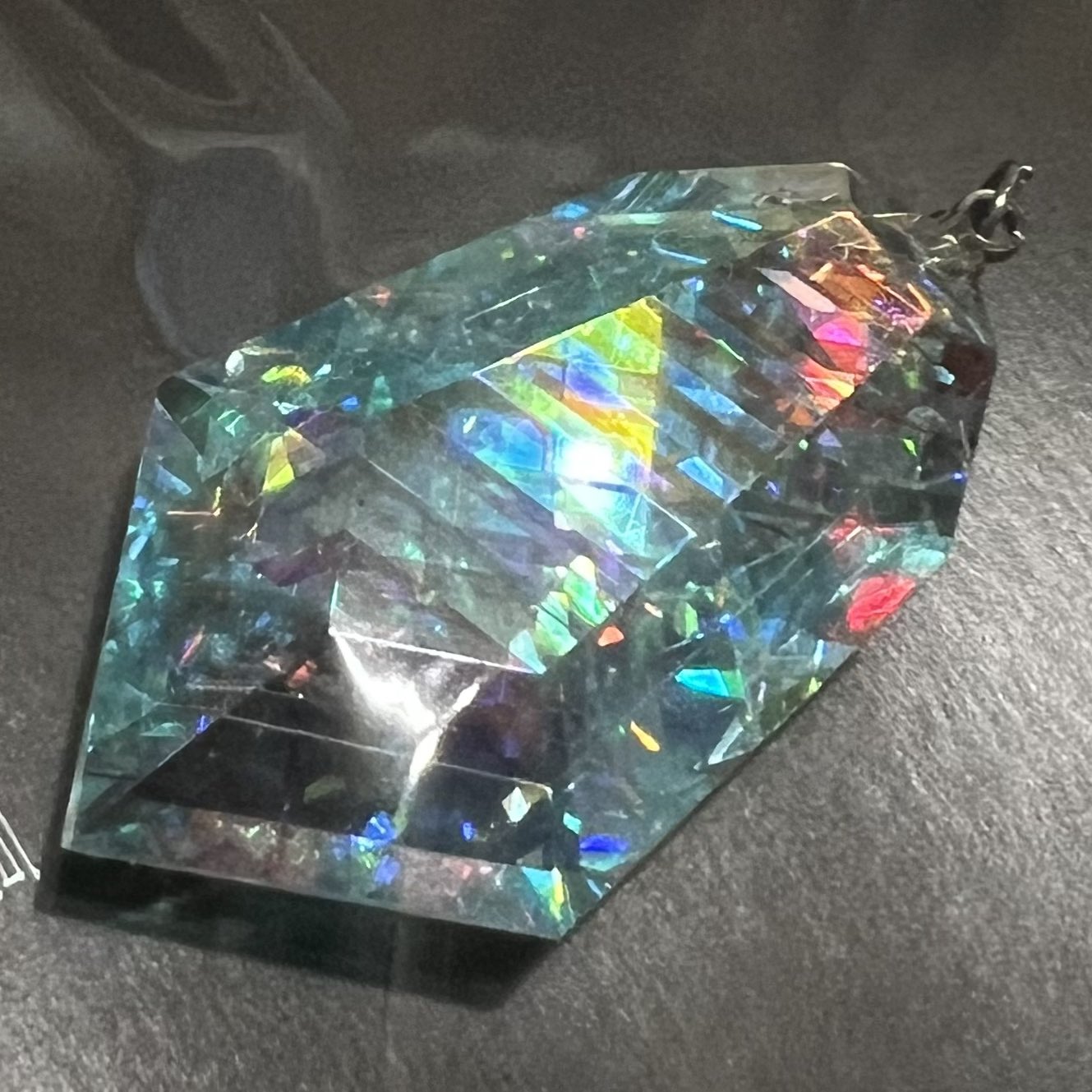 虹の結晶　モナジー工房 モナジー工房 虹の結晶 ムーンボウ 菱形 ペンダント ガラス